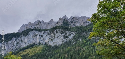 Wysokie szczyty górskie na tle pochmurnego nieba © PhonePhotoBlog
