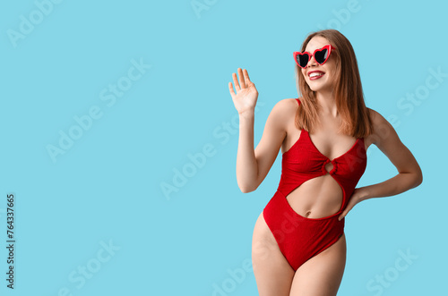 Beautiful young woman in ta...