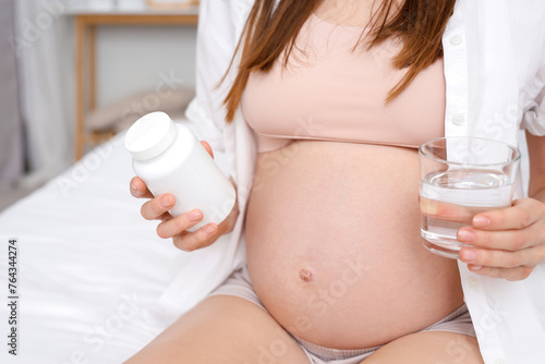 Young pregnant woman with p...