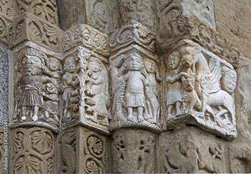 bassorilievi del portale destro della Basilica di San Michele a Pavia