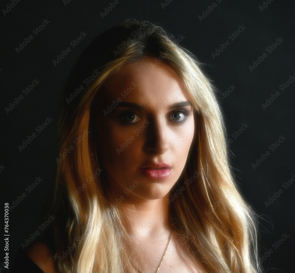 Naklejka premium Beautiful young woman, studio portrait