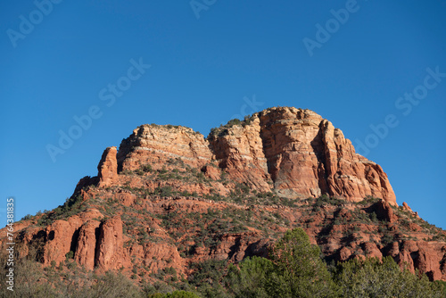 Tableau sur toile View of red rock bluffs in Sedona, Arizona desert landscape during sunny day