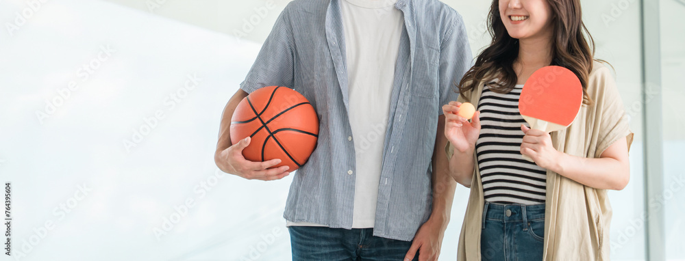 バスケットボールを持つ男性と卓球ラケットを持つ女性・学生（部活・サークル活動）
