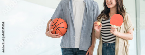 バスケットボールを持つ男性と卓球ラケットを持つ女性・学生（部活・サークル活動）
 photo