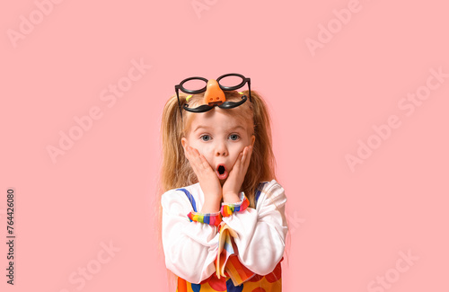 Surprised little girl in cl...