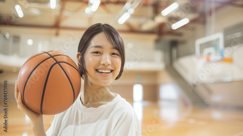 バスケットボールをする若い女性 © aijiro