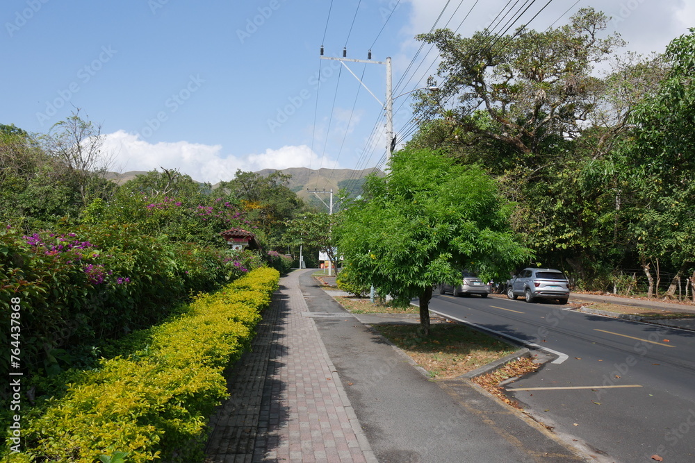 Straße in der Stadt El Valle de Antón in der Caldera in den tropischen Bergen in Panama