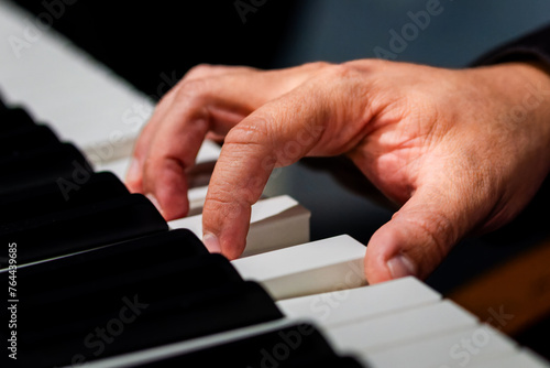Mão no teclado do piano photo