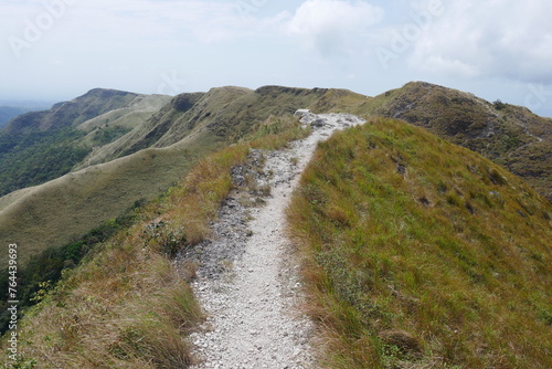 Wanderweg in den Bergen von El Valle de Antón am Kraterrand in der Caldera in Panama