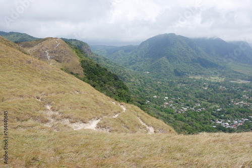 Wanderweg in den Bergen von El Valle de Ant  n am Kraterrand in der Caldera in Panama