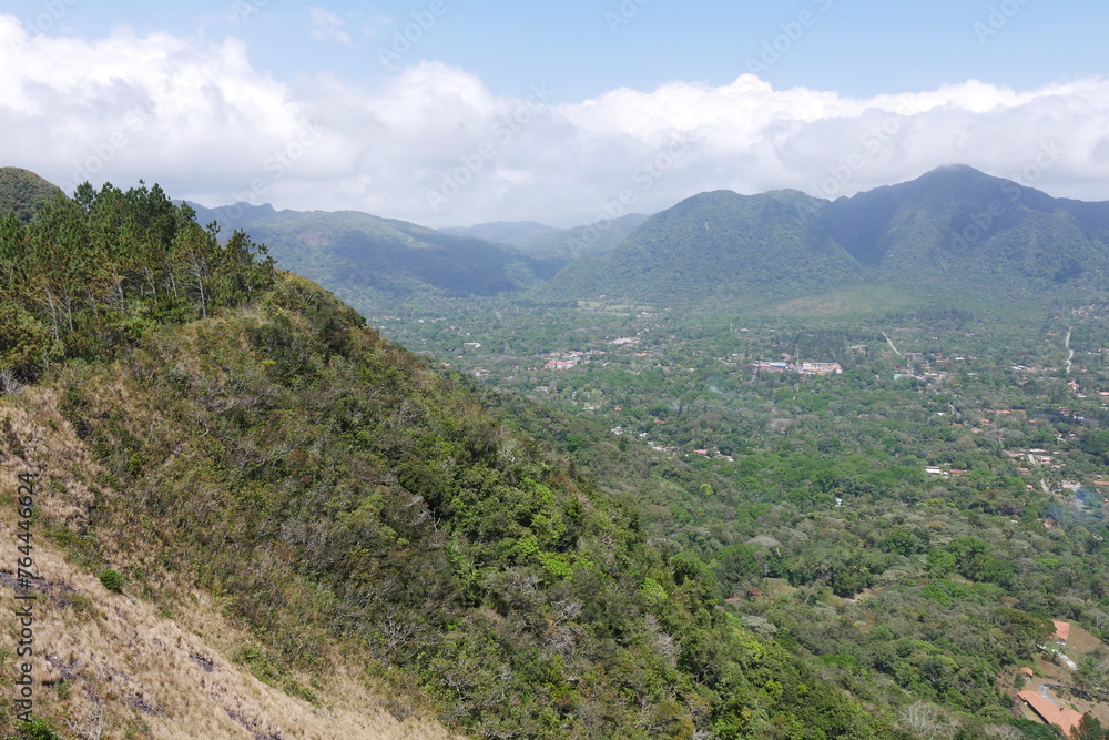 Blick auf die Stadt El Valle de Antón in der Caldera in den tropischen Bergen in Panama