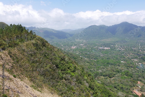 Blick auf die Stadt El Valle de Ant  n in der Caldera in den tropischen Bergen in Panama