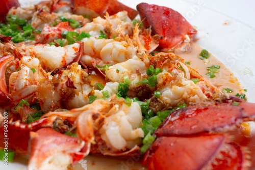 Fotografia A closeup view of a garlic scallion lobster entree.