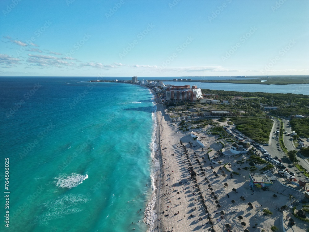 cancun zona hotelera, mexico aerial - obrazy, fototapety, plakaty 