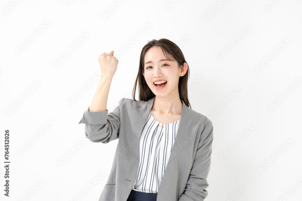 ガッツポーズをする女性