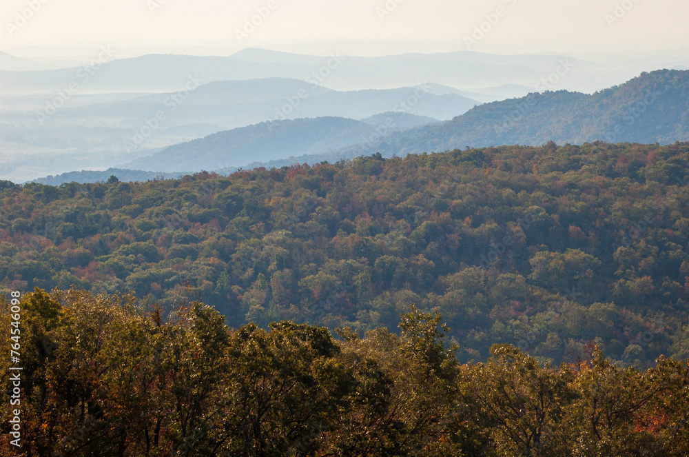 Obraz premium Hazy Morning Overlook at Shenandoah National Park along the Blue Ridge Mountains in Virginia