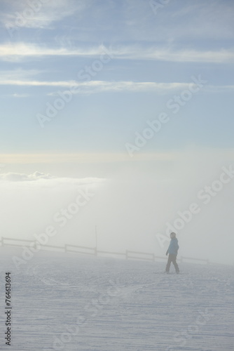 Skieur dans le brouillard