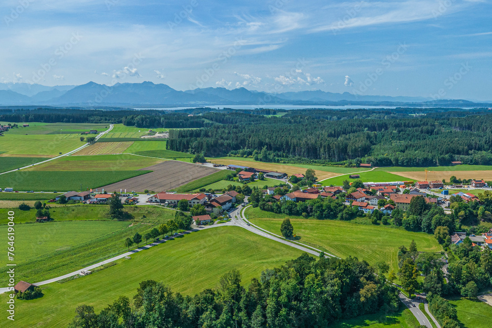 Die Region um den Ort Traunwalchen im Chiemgau von oben, Blick auf Matzing