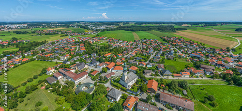 Ausblick auf Traunwalchen. Ortsteil von Traunreut in Oberbayern