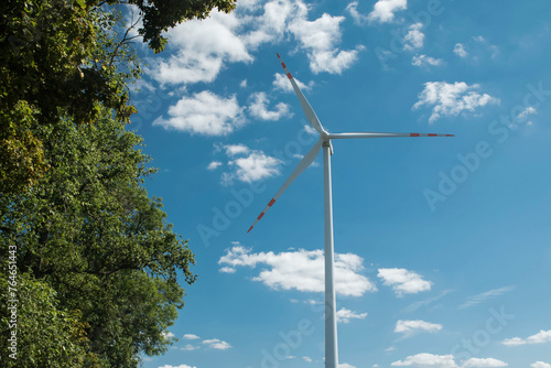 turbina wiatrowa jako przykład koncepcji zrównoważonego rozwoju.