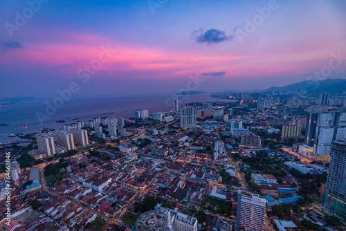 Cuadro en lienzo A Dazzling Blend of Cultures: George Town’s Panoramic Beauty at Dusk, Penang, Ma