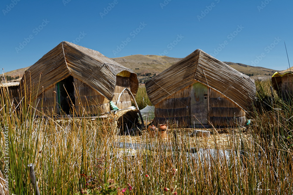 Pływająca wioska ludu Uros na jeziorze Titicaca - obrazy, fototapety, plakaty 