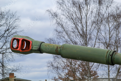 Das Kanonenrohr eines Panzers mit Mündungsbremse.
