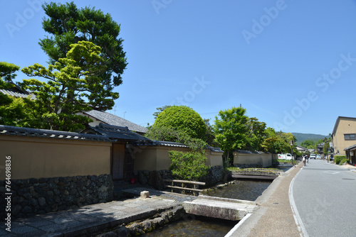 Fotografía 新緑の上賀茂神社　社家通り　京都市北区
