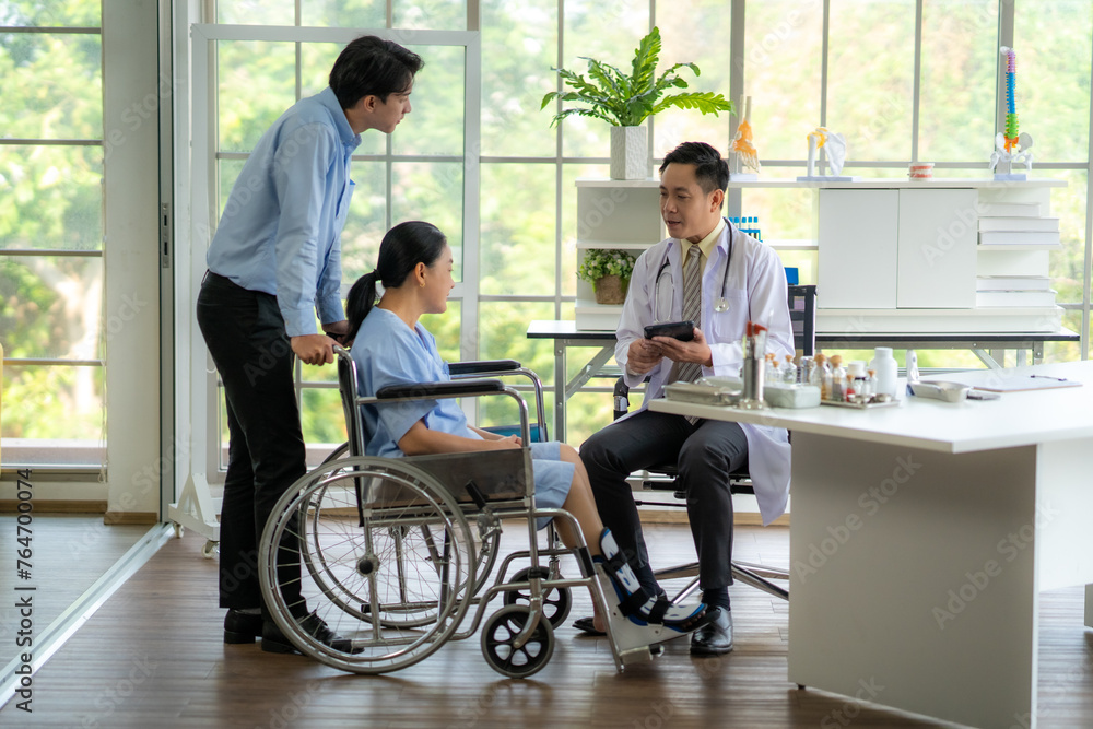 Doctors and nurses physical therapist Check the patient's condition Doctors and nurses physical therapist Check the patient's condition