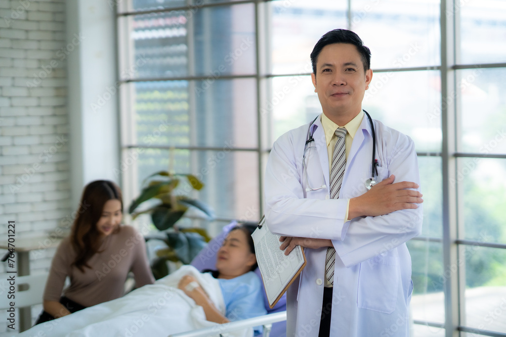 Obraz premium Doctor reads patient treatment results