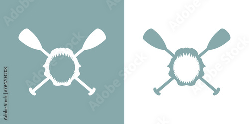 Logo club de deportes acuáticos. Silueta de mandíbula de tiburón sobre remos cruzados de kayak, canoa o paddle sur