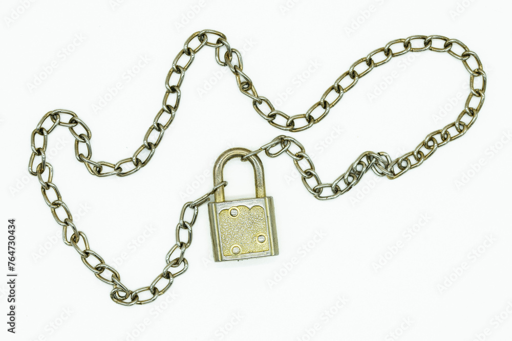Candado cerrado con cadena de eslabón metálico Candado cerrado con cadena de eslabón metálico