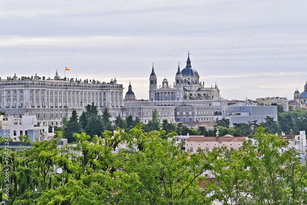 Madrid, il Palazzo Reale e la Cattedrale dai guardini - Spagna
