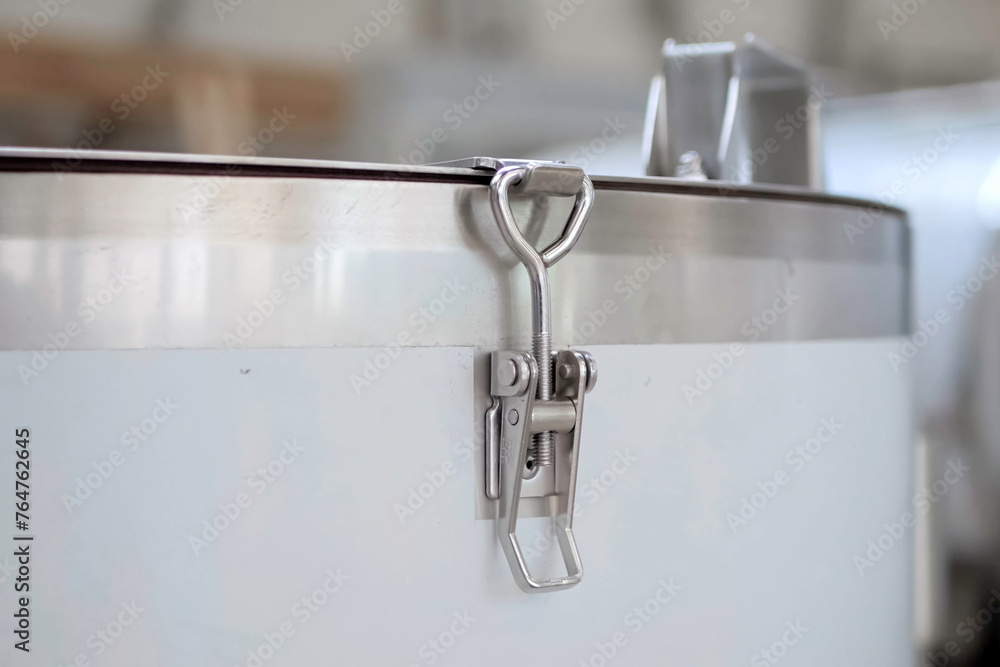 Lock the lid closure of food vessel at the factory. Lock the lid closure of food vessel at the factory.