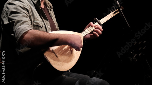 musician playing saz at the concert