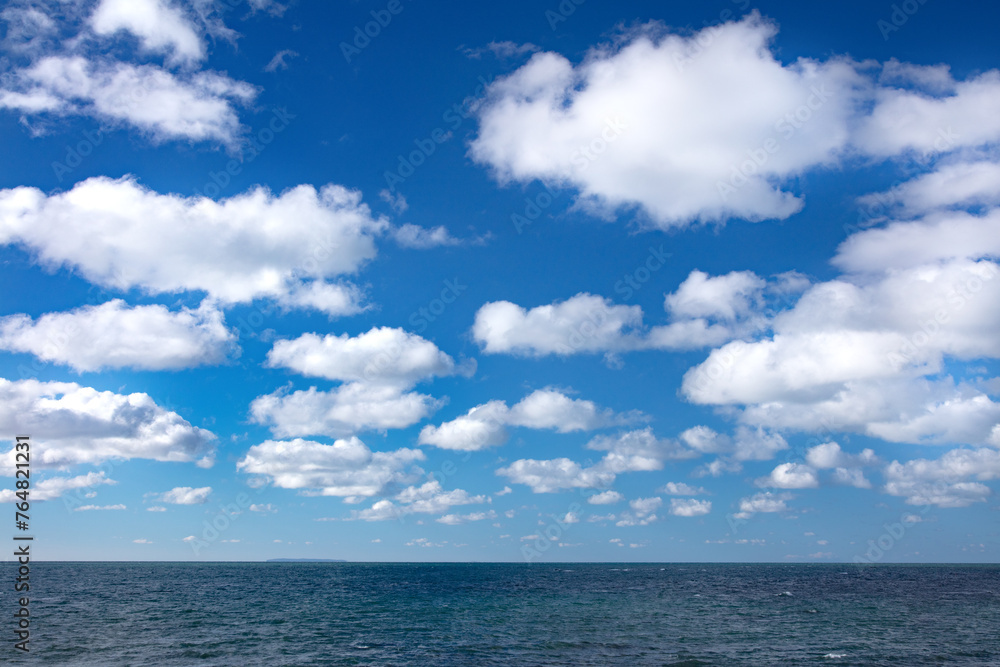 海上に浮かぶ雲