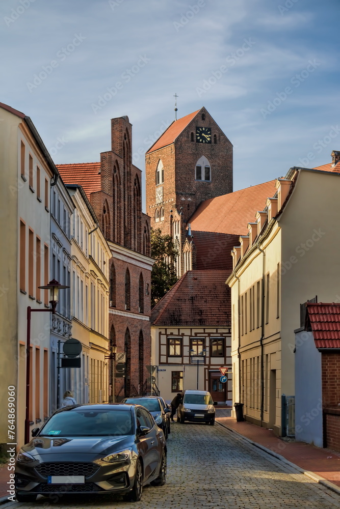 parchim, deutschland - straße in der altstadt mit rathaus und georgskirche