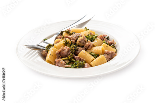 Piatto di deliziose mezze maniche condite con salsa di broccoli e salsiccia, pasta italiana, cibo europeo 