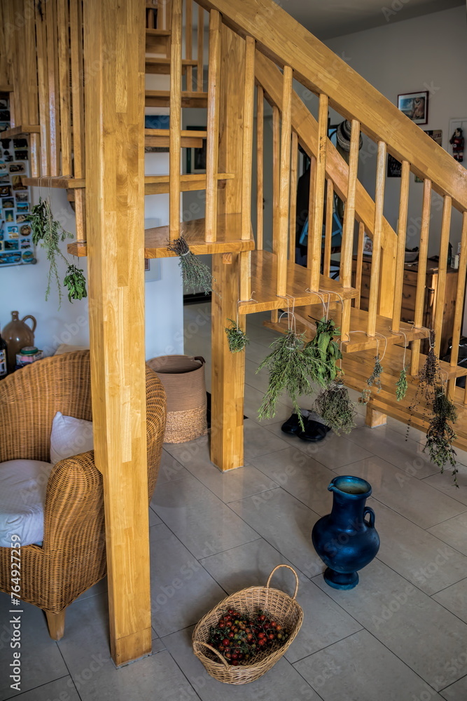 erkner, deutschland - gartenkräuter trocknen an einer holztreppe