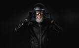 Portrait d'un motard biker homme vintage avec un casque noir et une veste en cuir 