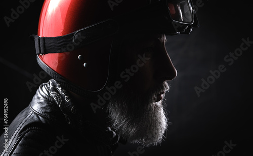 Bilde på lerret Portrait d'un motard homme avec un casque rouge et une veste en cuir et des lune