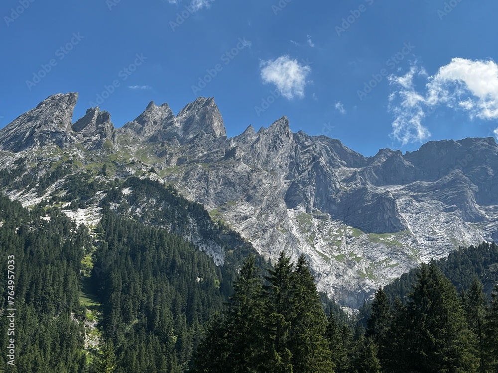 Schweizer Berge, Wanderwege, Wasserfälle,
Landschaften