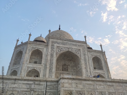 Gros plan du Taj Mahal, de sa beauté architecturale musulmane et de ses mosaïques, splendeur indienne, visite merveille du monde et monument, symétrique, amour éternelle, symbole religion photo