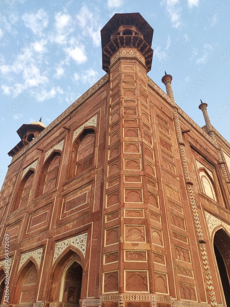 Contemplation et observation d'une des portes d'accès du Taj Mahal, architecture et construction en briques rouges, limitation d'accès, avec tour, attraction touristique, beauté historique, frontière 