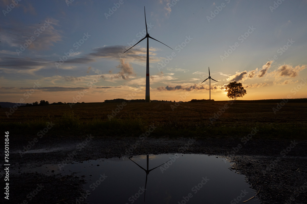 Obraz premium Sonnenuntergang, Windpark am Abend, Ense-Bremen, Haarstrang, Soester Börde, Kreis Soest, NRW, DE, 2023