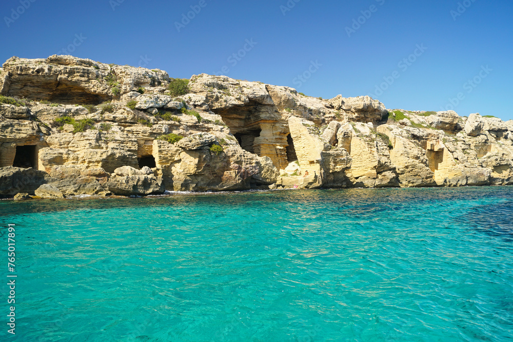 Mare cristallino turchese e rocce della scogliera del litorale di favignana cielo azzurro sicilia mar mediterraneo italia