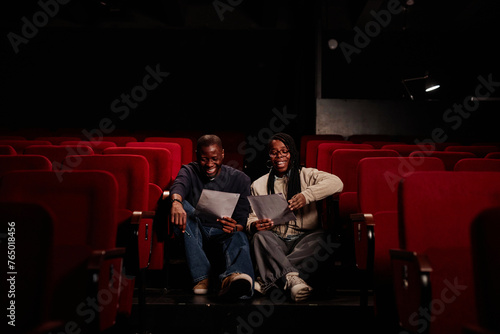 Bild auf Leinwand Front view portrait of performers duo rehearsing lines together sitting on floor