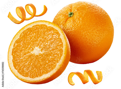 laranja cortada e laranja inteira acompanhada de raspas de casca de laranja isolado em fundo transparente