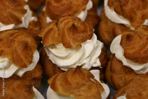 Fototapeta Naklejka Na Ścianę i Meble -  Des choux à la chantilly.