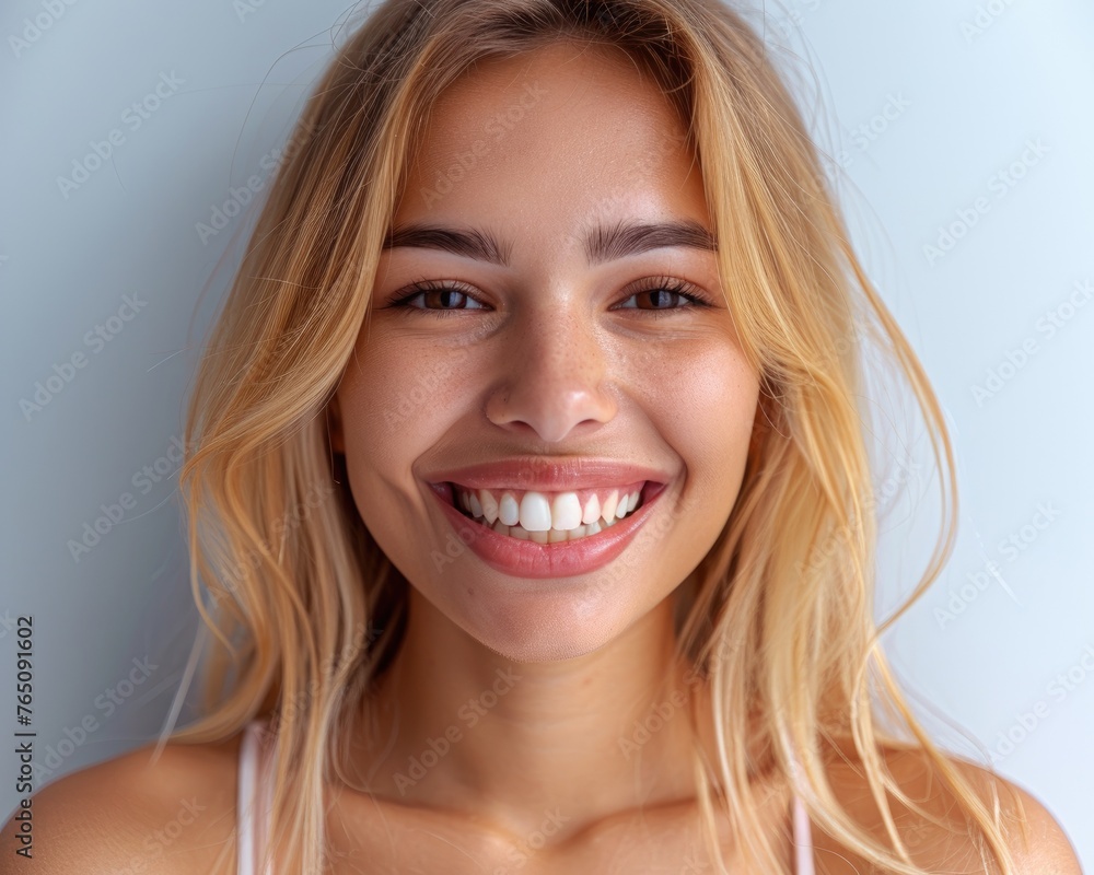 Naklejka premium Smiling woman with beautiful white teeth